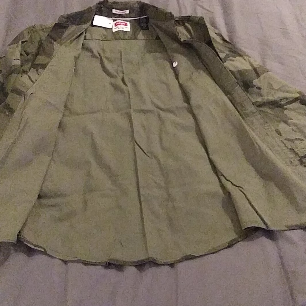 NWOT Mens camo shirt - Picture 3 of 3